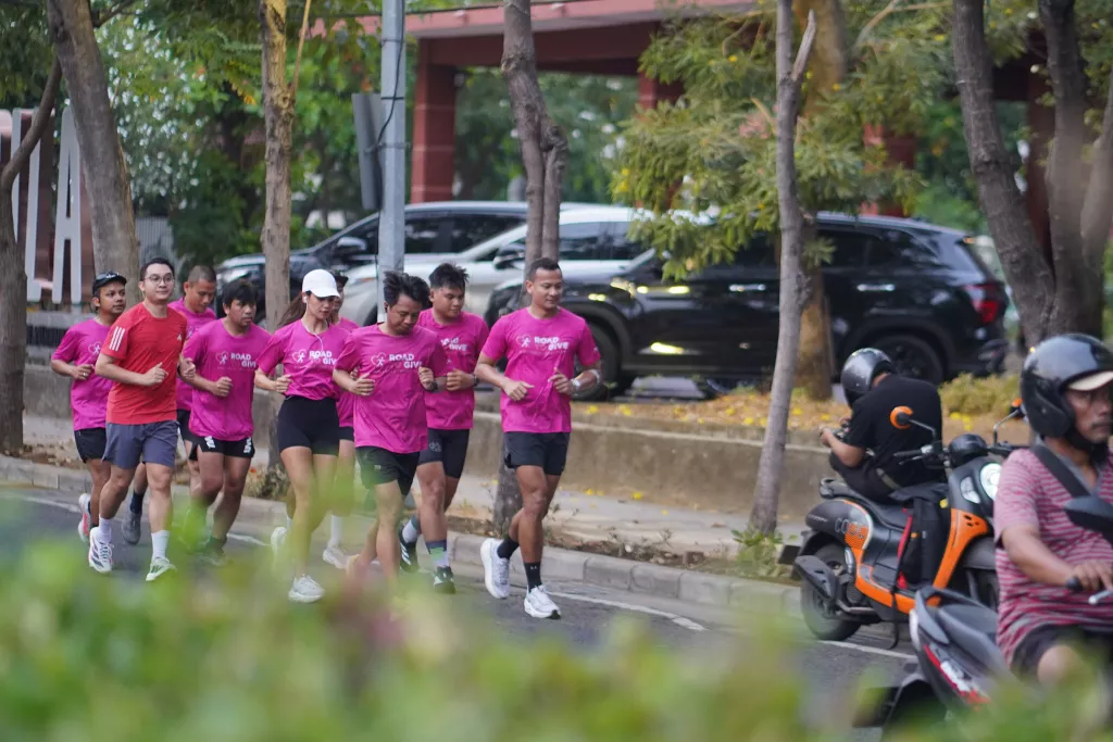 Lebih dari Sekadar Tren: Pink Morning Club & Road to Give Ajak Arek Suroboyo Lari Peduli Kanker Payudara